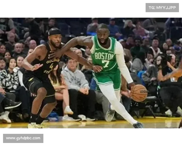 布朗凭借卓越篮球技巧贡献23分11篮板 展现全能球员风采